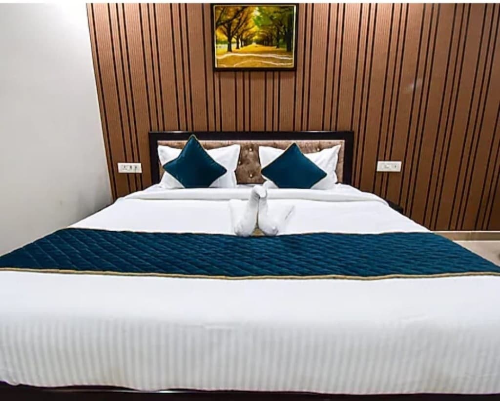 Executive Suite king bed with decorative swan folded towels and striped wood accent wall
